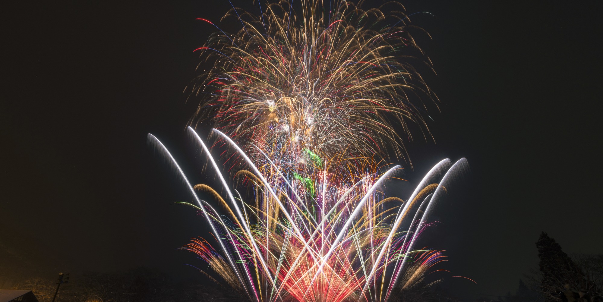厳寒の夜空だからこそ美しい十和田湖冬花火